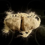 Brötchen und Croissants aus Vollkornmehl: Hefeteig in zwei Hälften