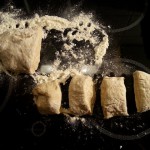 Brötchen und Croissants aus Vollkornmehl: eine Hälften in vier Teile für die Brötchen teilen