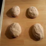 Brötchen und Croissants aus Vollkornmehl: vier Brötchen formen