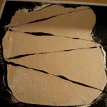 Brötchen und Croissants aus Vollkornmehl: Teig für die Croissants ausrollen und in Dreiecke schneiden