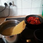 Spaghetti Pesto: Spaghetti kochen und Paprika in Pfanne anbraten