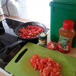 Spaghetti Pesto: Tomaten in kleine Stücke schneiden