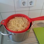 Spaghetti Pesto: Spaghetti abgießen