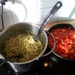 Spaghetti Pesto: Pesto unter die Spaghetti rühren