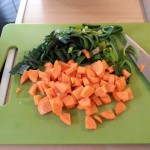 Vegane Kartoffelsuppe: Suppengemüse in kleine Stückchen schneiden