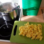 Vegane Kartoffelsuppe: Kartoffel in kleine Stückchen schneiden