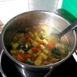 Vegane Kartoffelsuppe: Gemüse kochen