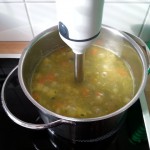 Vegane Kartoffelsuppe: Gemüse pürieren