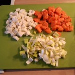 Gefüllte Paprikaschote (vegan): Suppengemüse in kleine Stückchen schneiden
