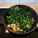 Gefüllte Paprikaschote (vegan): Suppengemüse und Grünkohl anbraten