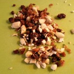 Gefüllte Paprikaschote (vegan): Nüsse und Rosinen hacken