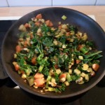 Gefüllte Paprikaschote (vegan): Suppengemüse und Grünkohl anbraten