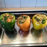 Gefüllte Paprikaschote (vegan): Paprikas in feuerfester Form 30 min bei ca. 200°C in Backofen geben
